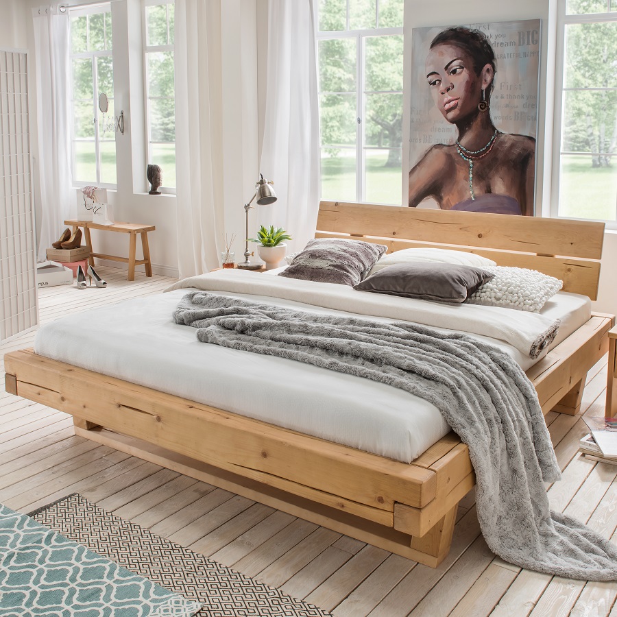 Odin Snedker Bjælke Sengeramme med Gavl og Træben i Massiv FSC Grantræ fra Organic Sleep